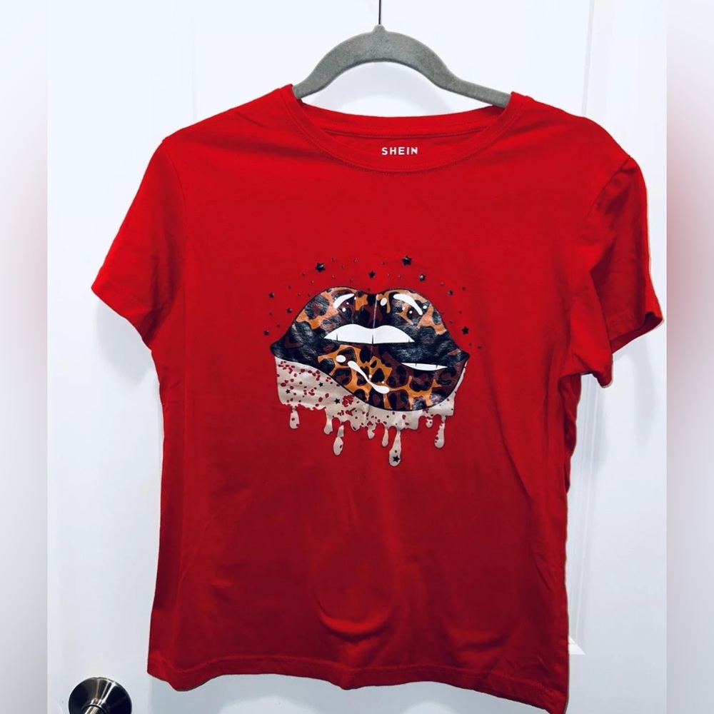 Shein Woman’s Animal Print Mouth Graphic Red Tshirt Size Large